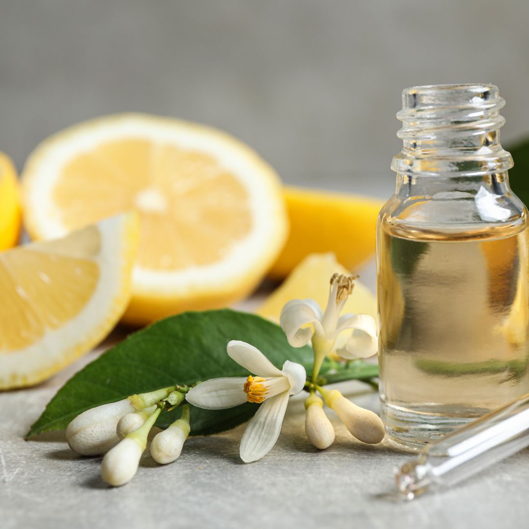 vial de aceite esencial de Neroli decorado con limones y una flor